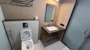Economy Double Room, Balcony, Valley View | Bilik Mandi | Pengering rambut, selipar, tuala disediakan, sabun