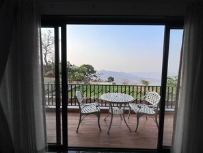 Quarto casal luxo, sacada, vista para o vale | Parte interna