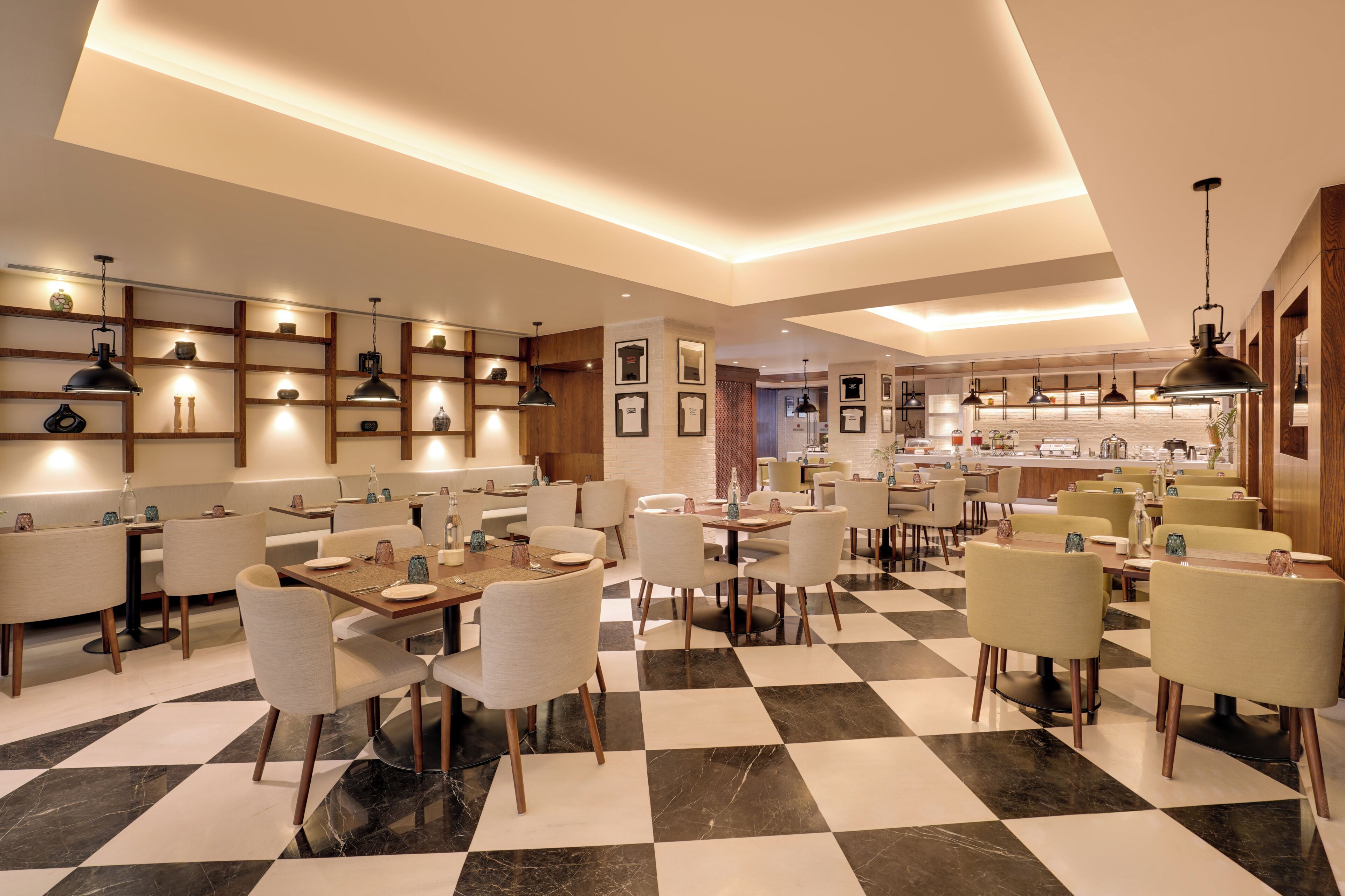 Un restaurante con suelo a cuadros, varias mesas y sillas.