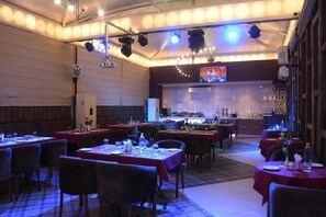 Dining - Hotel Gurveer Royal (Lucknow)