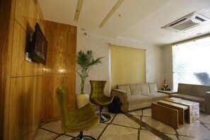 Living area - Hotel Gurveer Royal (Lucknow)