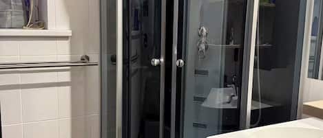 Dusche, Haartrockner, Handtücher, Seife
