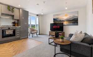 A modern living space with a kitchen, dining area, and a sofa set. - Cosy one bed flat near Liverpool Anfield Stadium(LFC),great view and parkings (Liverpool)