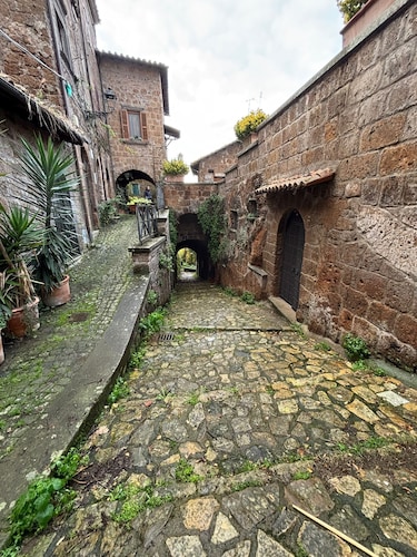 The path of the Etruscans: an authentic village among history, nature and peace