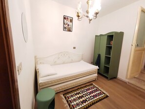 1 chambre, fer et planche à repasser, Wi-Fi, literie fournie