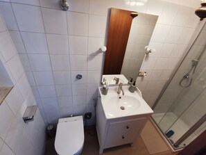Dusche, Haartrockner, Bidet, Handtücher