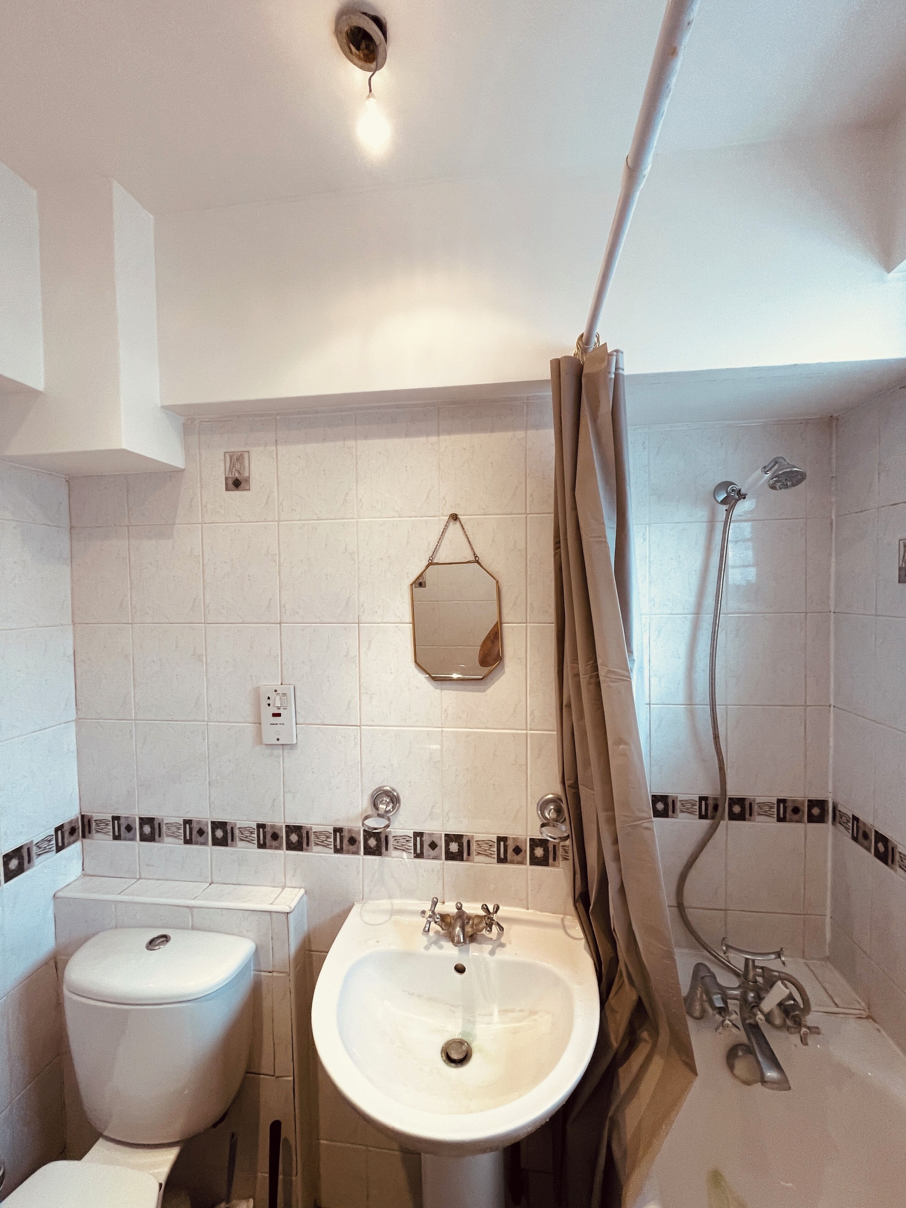 Séchoir à cheveux, savon, papier de toilette