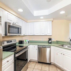 Private kitchen - Resort-Style 2BR Condo-7 Pools, Hot Tubs & Family Amenities minutes from Disney (Kissimmee)