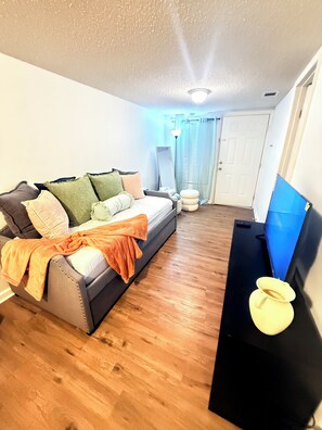2 bedrooms, iron/ironing board, internet, bed sheets