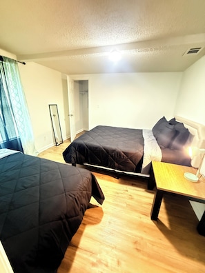 2 bedrooms, iron/ironing board, Internet, bed sheets - Bernarda's House (Savannah)