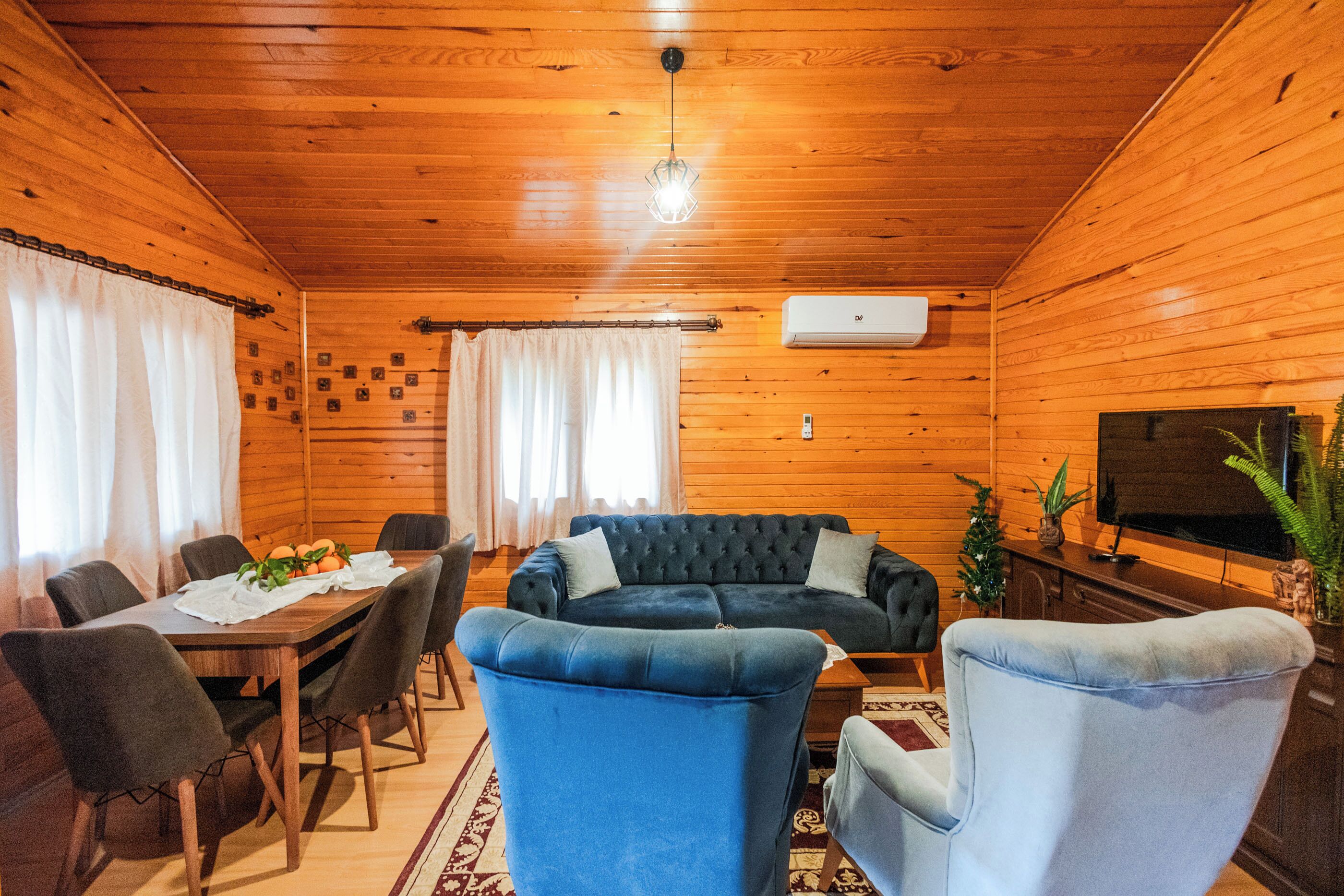 Familienhaus, 2 Schlafzimmer, eingeschränkter Meerblick | Wohnbereich | 106-Zoll-Flachbildfernseher mit Satellitenempfang, Bücher