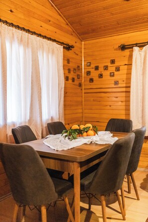 Casa família, vista para o jardim | Opções para refeição