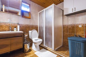 Casa familiar, 2 habitaciones, vistas parciales al mar | Baño | Toallas y jabón