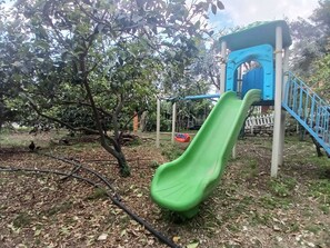Zona de jocs infantil: a l'aire lliure