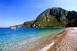 Una playa cerca, arena blanca, camas de playa gratis