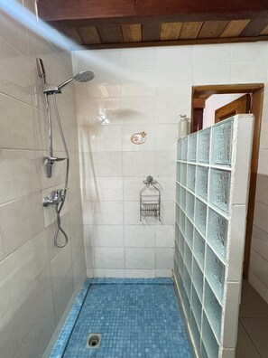 Hair dryer, towels, soap, toilet paper - Tropical duplex by the sea (direct private access) (Libreville)