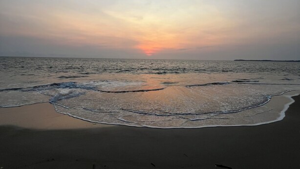 A beach with a calm sea and a sunset. - Tropical duplex by the sea (direct private access) (Libreville)