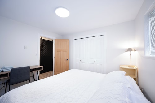 Brand New 1 Bedroom (2 beds) Suite In Family/ Pet Friendly Neighbourhood