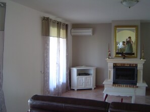 Living area - HOUSE SWIMMING POOL GARDEN AIR-CONDITIONING ALL COMFORTS PETS ALLOWED AND GAMES FOR CHILDREN (Le Pouget)