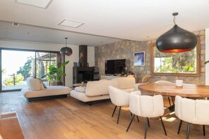 TV, fireplace - Luxueuse villa bord de mer avec piscine (La Seyne-sur-Mer)