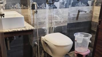 Dusj, tøfler, håndklær og såpe