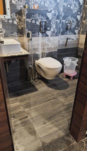 Shower, slippers, towels, soap - Hotel Hyfa Continental (Lucknow)