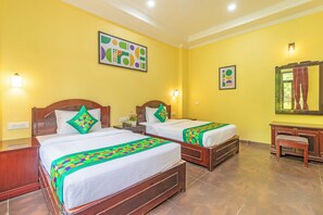 Phòng đôi Tiêu chuẩn | Bàn, bàn ủi/dụng cụ ủi quần áo 