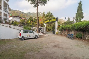 Tempat letak kenderaan sendiri percuma 