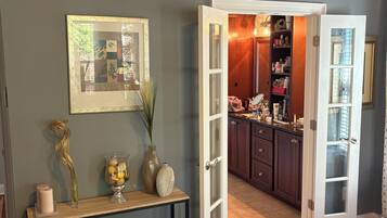 5 bedrooms, in-room safe, desk, iron/ironing board
