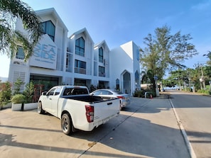 A modern building with a sign reading 'SEA SIDE THE LAKOMARINE.' - Sea Side Hotel Ao Nang (Krabi)
