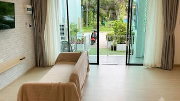 Room, 1 Bedroom, Smoking, Terrace | Ruang tamu