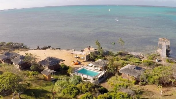 A coastal property with a swimming pool, thatched-roof structures, and a view of the sea. - Les Paillottes de Babaomby (Antsiranana)