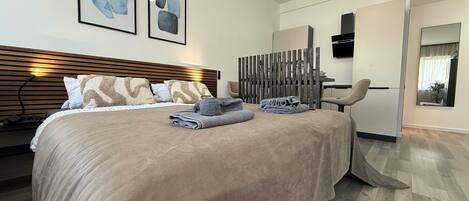 Comfort Studio, 1 Queen Bed with Sofa bed, Non Smoking, Kitchen | Blackout drapes, iron/ironing board, free WiFi, bed sheets