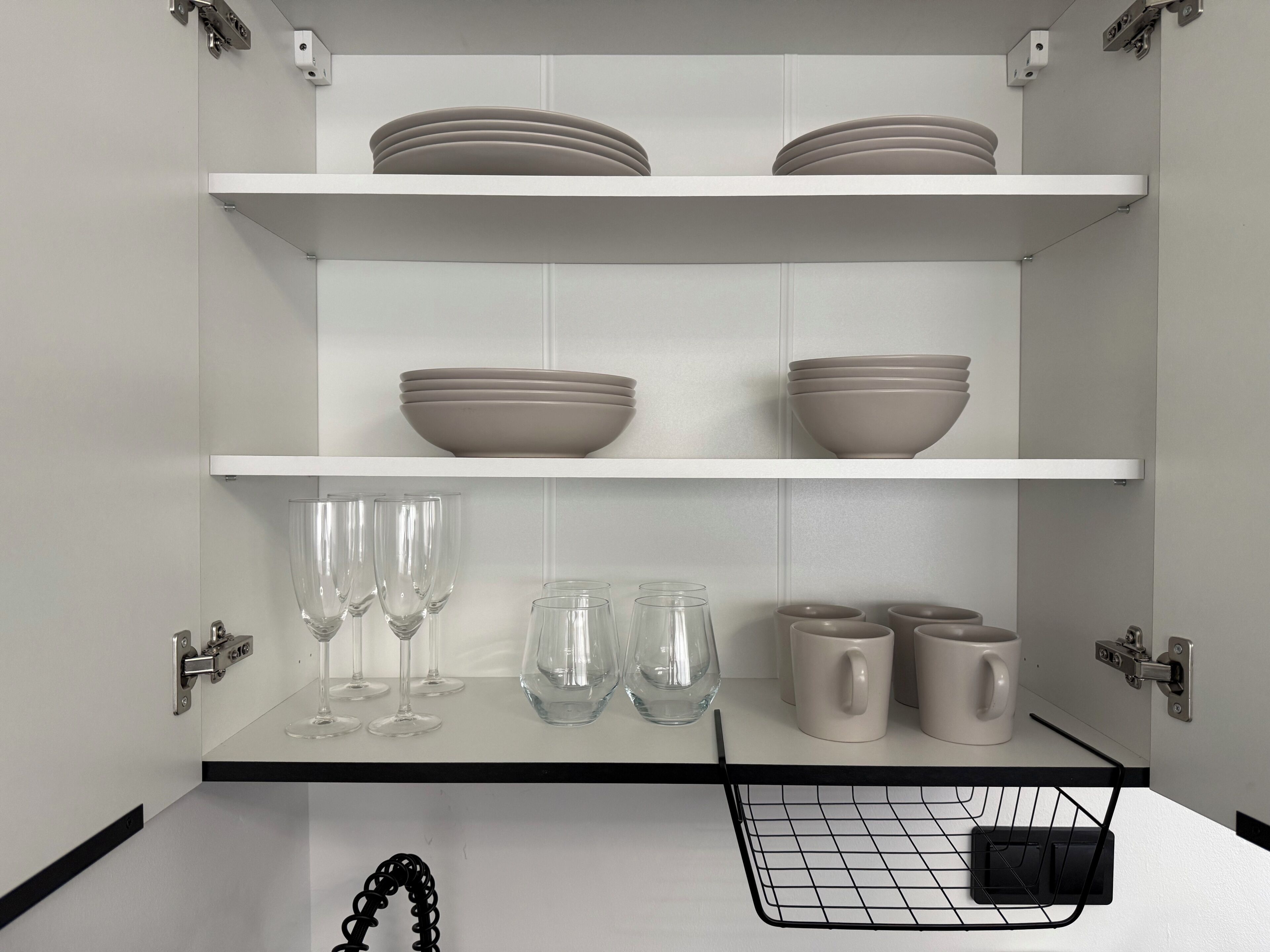Großer Kühlschrank, Herdplatte, Espressomaschine