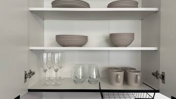 Großer Kühlschrank, Herdplatte, Espressomaschine