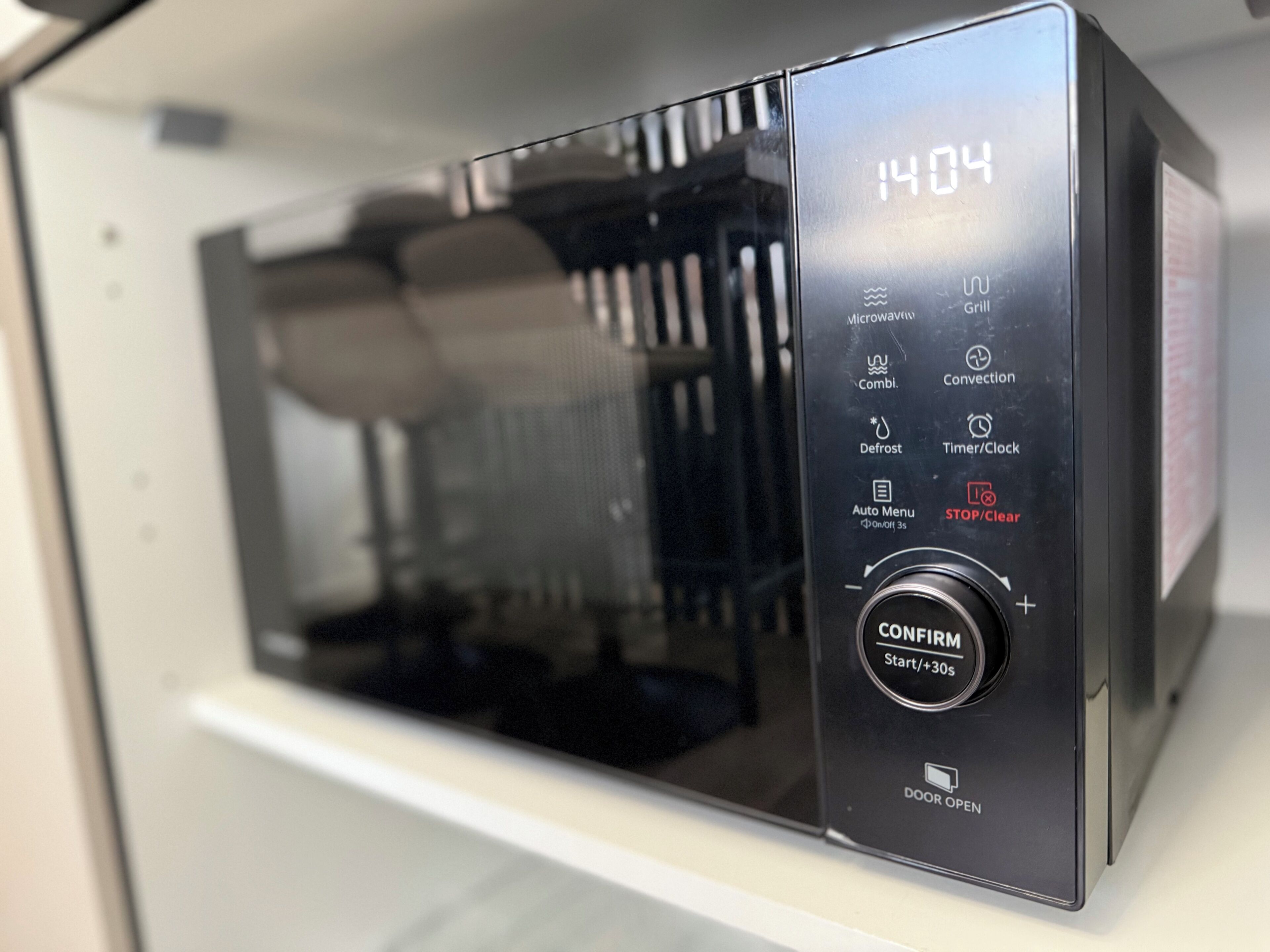 Un four à micro-ondes doté d’un écran numérique, de boutons de commande et d’un bouton « CONFIRMER ».