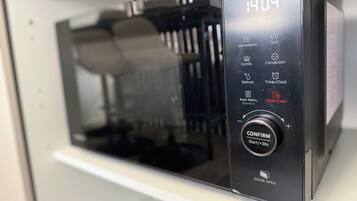 Un four à micro-ondes doté d’un écran numérique, de boutons de commande et d’un bouton « CONFIRMER ».