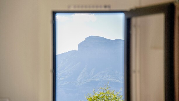A door with a view of a mountain range. - Studio "Location Prapoutel" with Mountain View and Balcony (Les Adrets)