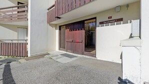 A building with a wooden balcony, a double door entrance, and a sign indicating 'Perce-neige 1'. - Studio "Location Prapoutel" with Mountain View and Balcony (Les Adrets)
