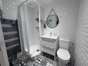 Shower, hair dryer, towels - The Manhattan · Jean-Jaurès · Walk to Capitole (Toulouse)