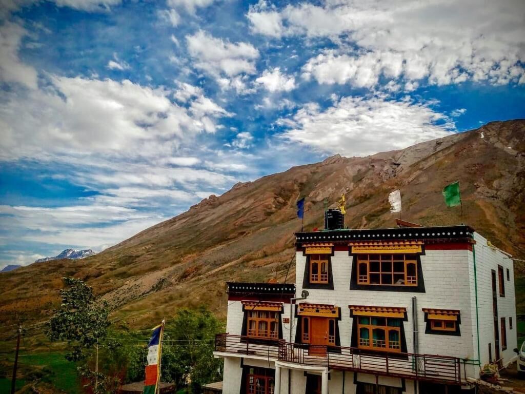 Un edificio de estilo arquitectónico tradicional, con múltiples ventanas y un balcón.