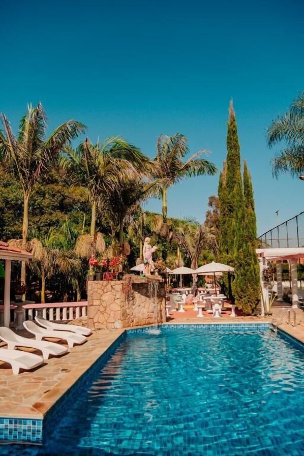 2 outdoor pools