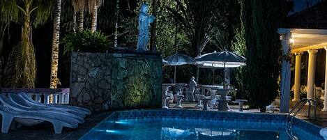2 outdoor pools