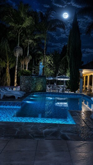 2 outdoor pools