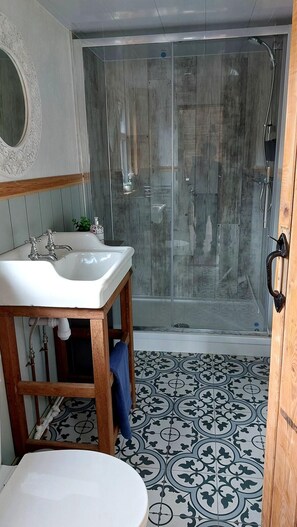 Shower - Barn Sleeps 4 With Enclosed Garden (Mold)