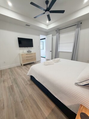 4 bedrooms, iron/ironing board, WiFi, bed sheets - Newly Built Modern Vacation Home 4 BR/3 BA Your Own Heated Pool, Lanai on Canal (Cape Coral)