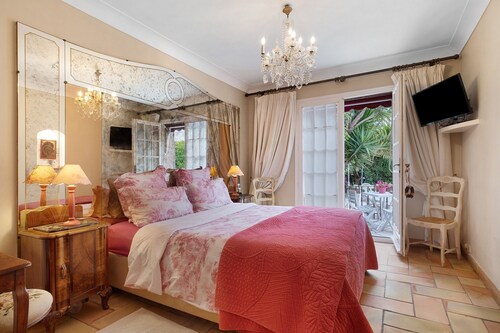 Guest Room 'Mitsouko' with Shared Pool, Wi-Fi, and Air Conditioning
