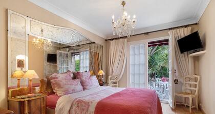 Guest Room 'Mitsouko' with Shared Pool, Wi-Fi, and Air Conditioning