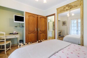 1 bedroom, WiFi, bed sheets - Guest Room “Vent Vert” (2 People) with Shared Pool, Wi-Fi & Air Conditioning (Antibes)