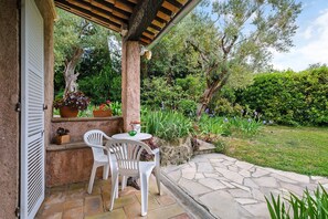 Outdoor dining - Guest Room “Vent Vert” (2 People) with Shared Pool, Wi-Fi & Air Conditioning (Antibes)